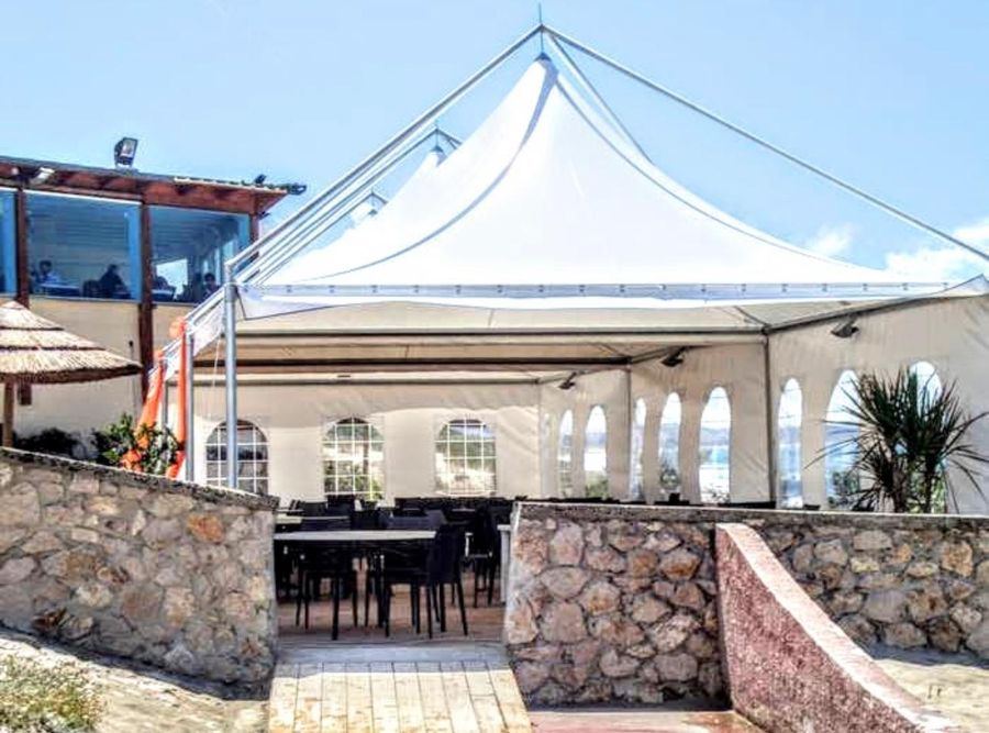 Gazebo a pagoda con finestre ad arco su terrazza sul mare