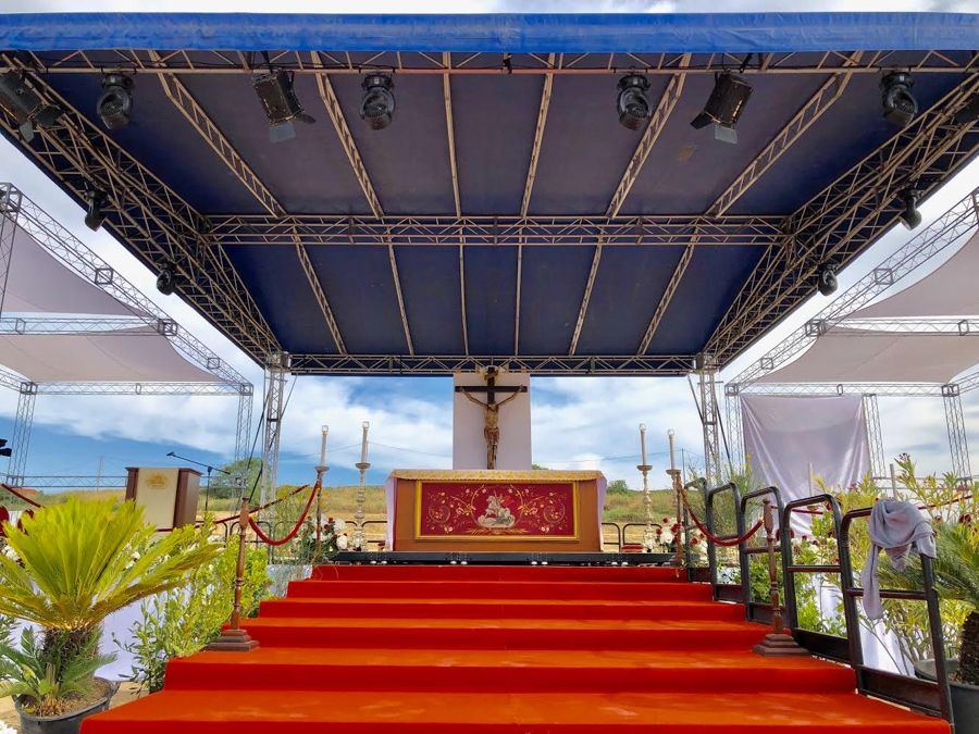 Palco con altare e tappeto rosso per una cerimonia all'aperto