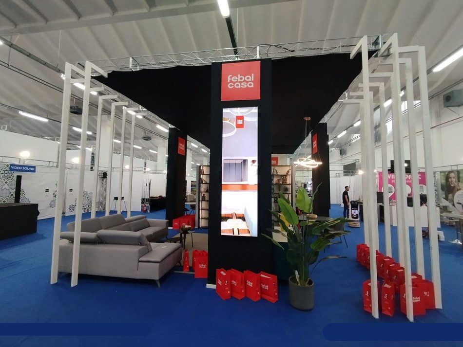 Stand fieristico Febal Casa con divano e totem luminoso