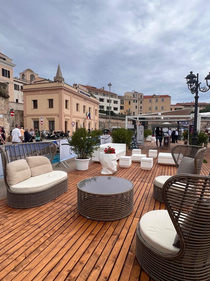 Salotti in rattan su pedana in legno sul lungomare