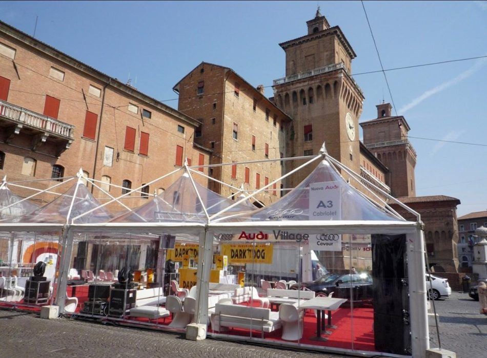 Audi Village: gazebo trasparenti in piazza davanti al castello