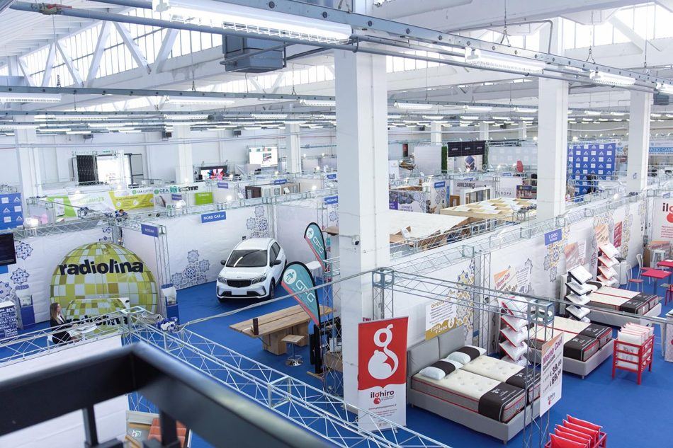 Padiglione fieristico visto dall'alto con stand e moquette blu