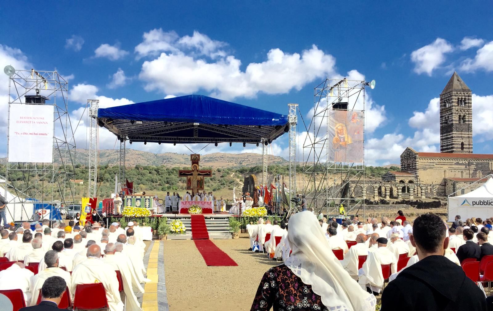 Palco per la beatificazione di Elisabetta Sanna alla basilica di Saccargia